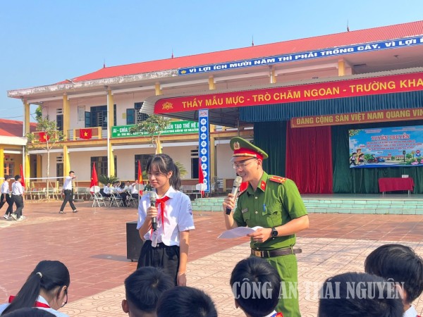 Công an xã Điềm Thụy tuyên truyền, phổ biến pháp luật, nâng cao ý thức chấp hành pháp luật cho học sinh