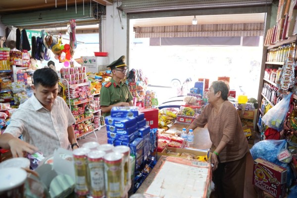 Công an xã Đức Lương kiểm tra an toàn thực phẩm tại các cơ sở kinh doanh