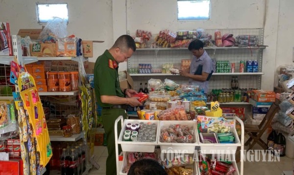 Công an xã Đồng Phúc phối hợp kiểm tra an toàn thực phẩm