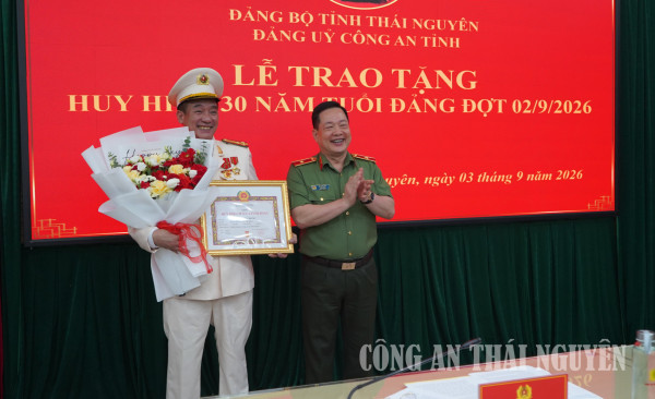 Trao Huy hiệu 30 năm tuổi Đảng cho đảng viên