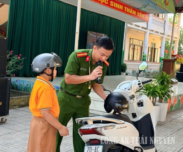 Công an phường Gia Sàng tuyên truyền pháp luật tại các trường tiểu học