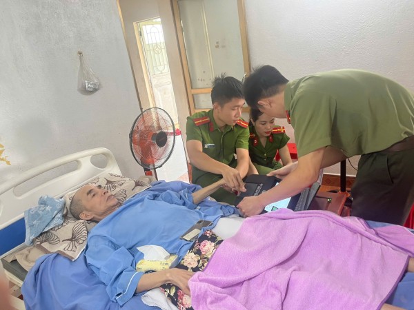 Đẩy mạnh mô hình “Cấp căn cước lưu động cho người già, ốm đau”