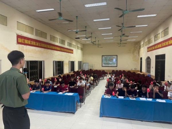 Công an phường Quan Triều hướng dẫn, làm thủ tục tạm trú cho tân sinh viên