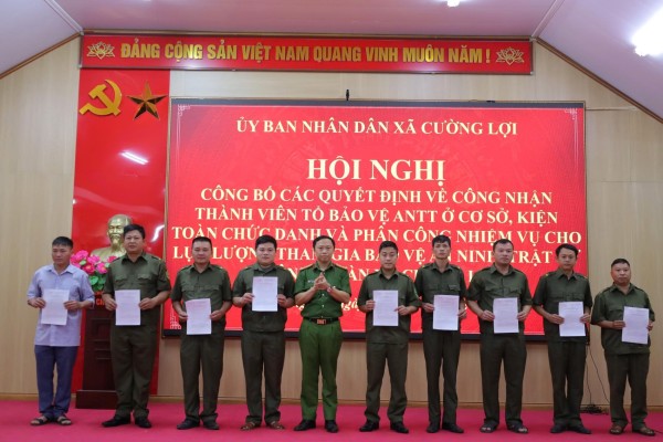 Xã Cường Lợi kiện toàn lực lượng tham gia bảo vệ an ninh, trật tự ở cơ sở