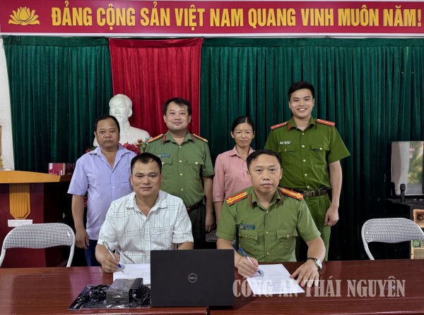 Công an xã Cường Lợi đồng hành cùng chi bộ nông thôn trong công tác chuyển đổi số