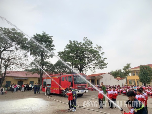 Công an phường Bách Quang tuyên truyền và tập huấn kỹ năng phòng cháy, chữa cháy tại các cơ sở giáo dục