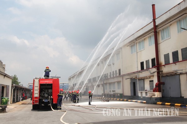 Huy động nhiều lực lượng, phương tiện thực tập chữa cháy và cứu nạn, cứu hộ tại Công ty TNHH Shinwon Ebenezer Hà Nội