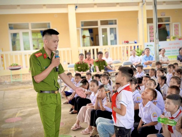 Công an xã Dân Tiến tuyên truyền pháp luật trong trường học