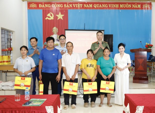 Phòng An ninh nội địa tuyên truyền phòng, chống ma túy, tặng quà tại xóm Khuổi Mèo