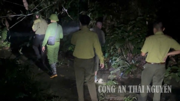 Công an xã La Bằng xuyên đêm tìm kiếm công dân đi lạc trong rừng
