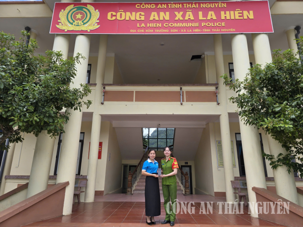 Công an xã La Hiên xác minh, trao trả tiền chuyển nhầm