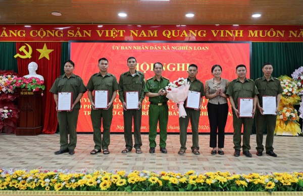 Xã Nghiên Loan công bố các quyết định thành lập tổ bảo vệ an ninh, trật tự ở cơ sở