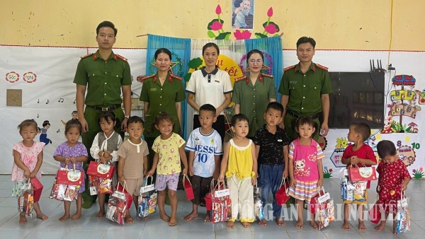Tặng quà trung thu cho thiếu nhi tại điểm trường vùng cao