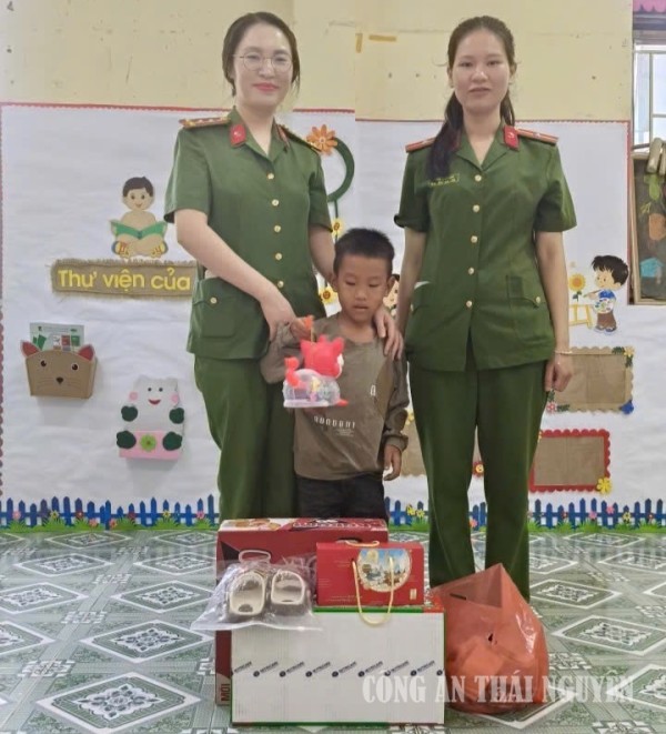 Công an xã Nà Phặc tặng quà “con đỡ đầu” nhân dịp Tết Trung thu