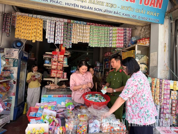 Công an xã Nà Phặc phối hợp kiểm tra an toàn thực phẩm dịp Tết Trung thu