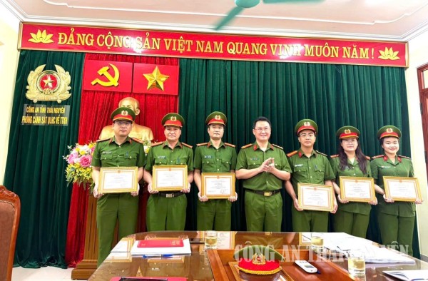 Đẩy mạnh thi đua, nâng cao hiệu quả phục vụ nhân dân