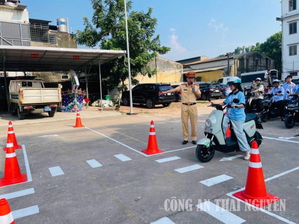 Gần 1.800 cán bộ, giáo viên và học sinh Trường Cao đẳng nghề số 1 được đào tạo kỹ năng lái xe gắn máy an toàn