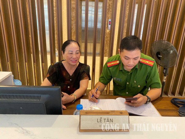 Công an phường Phan Đình Phùng rà soát, kiểm tra cư trú tại khu chung cư trên địa bàn