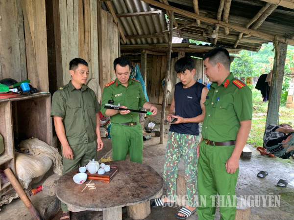 Công an xã Phong Quang tuyên truyền, vận động thu hồi vũ khí, vật liệu nổ, công cụ hỗ trợ