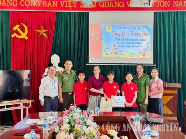 Công an xã Phong Quang thăm hỏi, tặng quà con đỡ đầu.