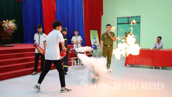 Công an xã Phú Bình tuyên truyền pháp luật cho học sinh