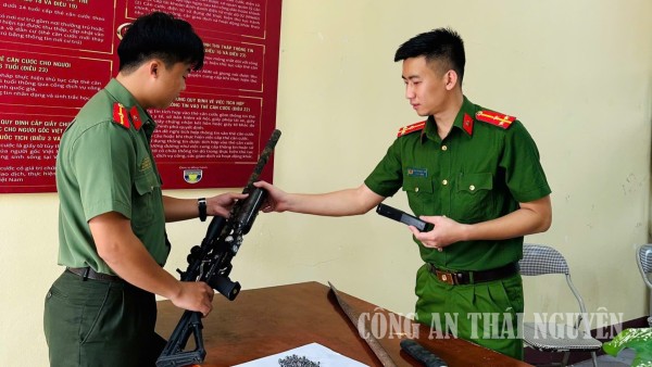 Công an xã Phú Đình đẩy mạnh tuyên truyền, vận động thu hồi vũ khí, vật liệu nổ