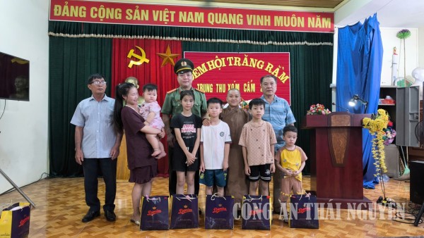 Tặng quà trẻ em có hoàn cảnh khó khăn xã Phú Lạc.