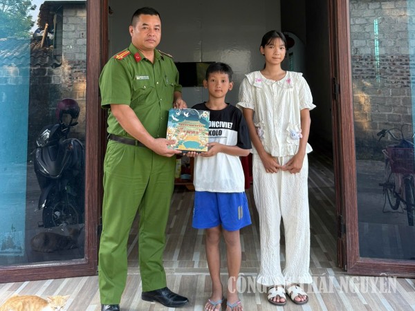 Công an xã Phú Thịnh trao quà trung thu cho trẻ em có hoàn cảnh khó khăn