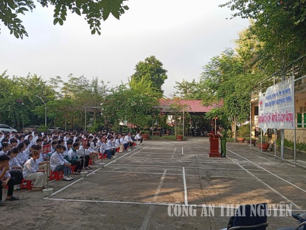 Tuyên truyền pháp luật cho học sinh trên địa bàn xã Phủ Thông