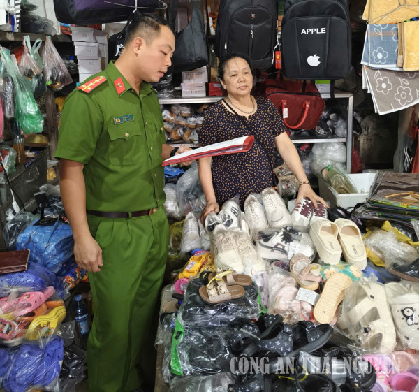 Công an xã Phú Xuyên kiểm tra, hướng dẫn tiểu thương chấp hành pháp luật trong kinh doanh hàng hóa