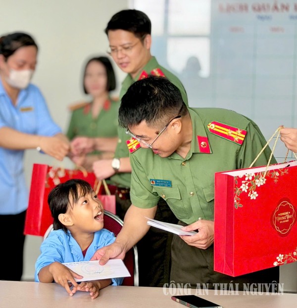 Thanh tra Công an tỉnh tặng quà trẻ em có hoàn cảnh khó khăn đang điều trị tại Bệnh viện Trung ương Thái Nguyên