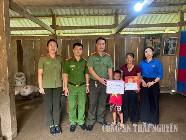 Thăm, tặng quà trung thu cho con nuôi Công an xã Quang Sơn