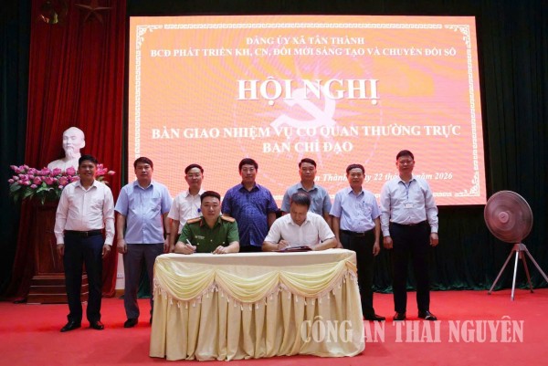 Tân Thành bàn giao nhiệm vụ chuyển đổi số cho Công an xã