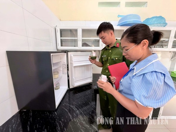 Công an xã Thần Sa phối hợp kiểm tra an toàn thực phẩm