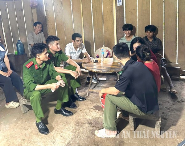 Công an xã Thần Sa thăm hỏi, động viên học sinh có hoàn cảnh khó khăn