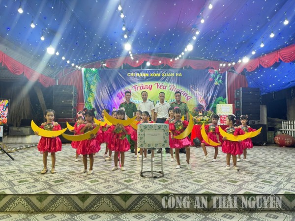 Chi đoàn thanh niên Công an xã Thành Công chăm lo cho thiếu nhi