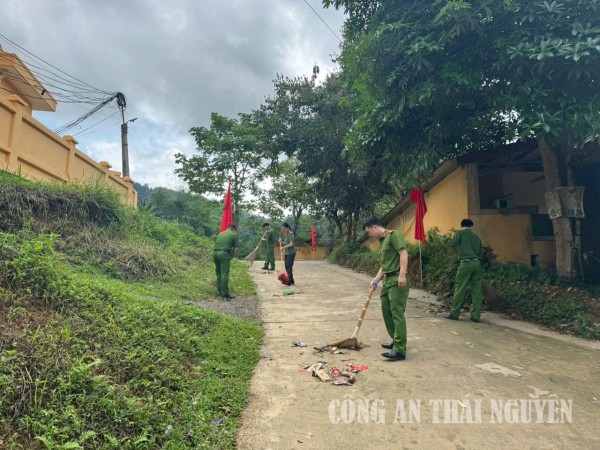 Tuổi trẻ Công an xã Thượng Quan hưởng ứng ngày Chủ nhật xanh