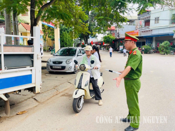 Công an xã Trại Cau bảo đảm an toàn giao thông cho học sinh đến trường.