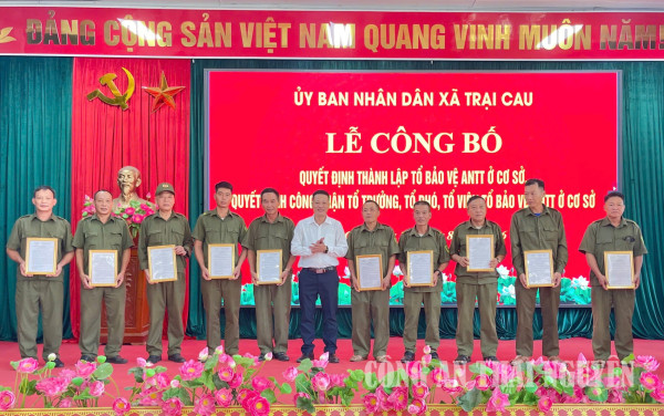 UBND xã công bố quyết định thành lập tổ bảo vệ ANTT ở cơ sở.