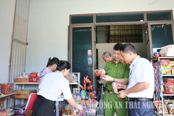 Công an xã Trần Phú phối hợp kiểm tra, bảo đảm an toàn thực phẩm