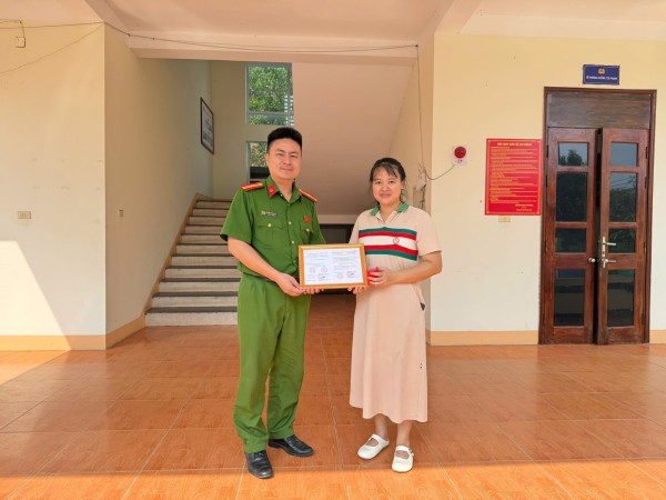 Công an phường Bách Quang cấp mới con dấu cho các cơ sở giáo dục trên địa bàn