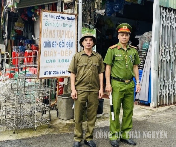 Công an xã Trung Hội bảo đảm ANTT tại các trường học trên địa bàn.