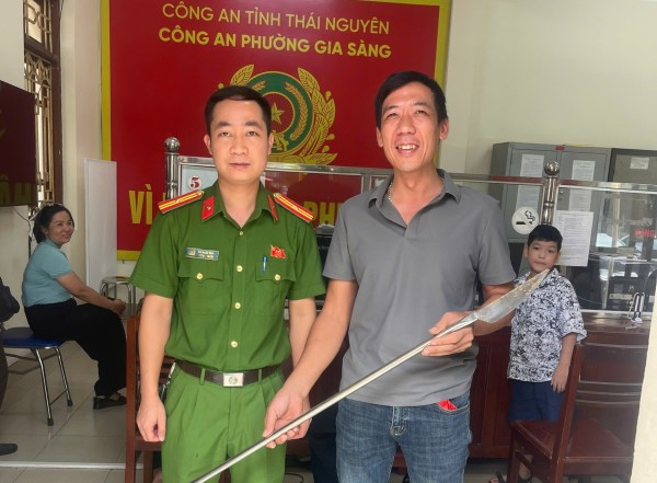 Công an phường Gia Sàng tuyên tuyền, vận động giao nộp vũ khí, vật liệu nổ, công cụ hỗ trợ và pháo