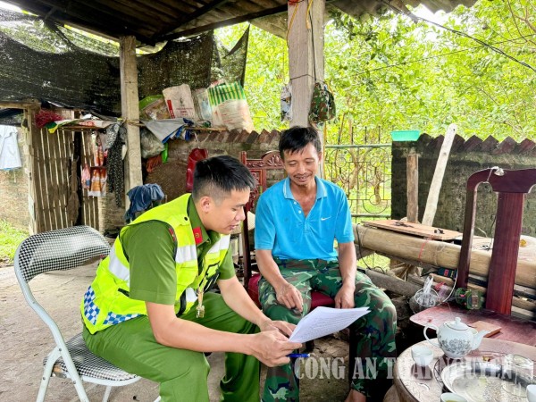 Công an xã Văn Hán tăng cường bảo đảm an toàn giao thông đường thủy