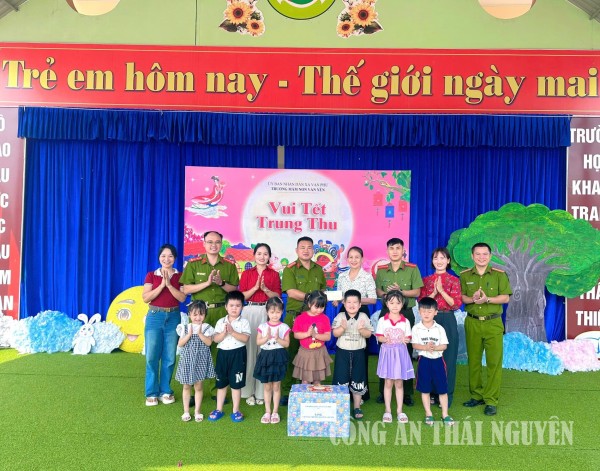 Công an xã Vạn Phú tặng quà Trung thu cho thiếu nhi