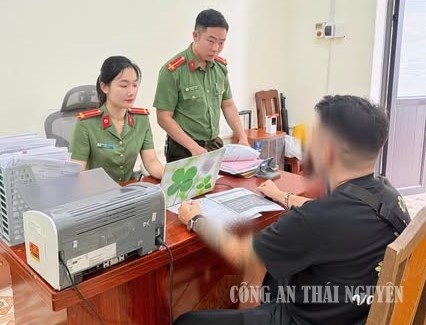 Công an xã Vô Tranh làm việc với trường hợp đăng tải thông tin sai sự thật