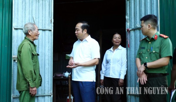 Công an xã Vô Tranh phối hợp khảo sát các hộ gia đình có nhà tạm, nhà dột nát