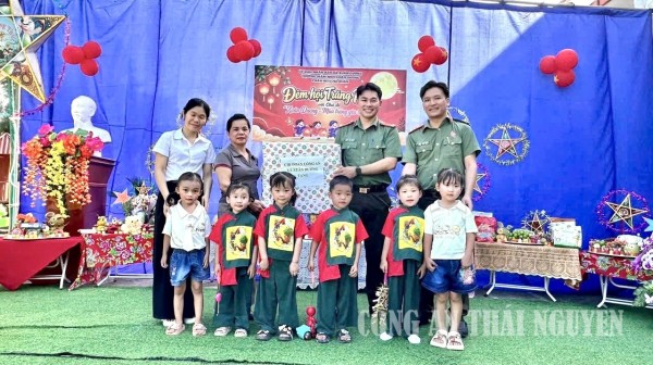 Công an xã Xuân Dương tặng quà cho học sinh trên địa bàn