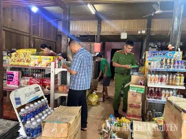 Công an xã Xuân Dương phối hợp kiểm tra bảo đảm an toàn vệ sinh thực phẩm