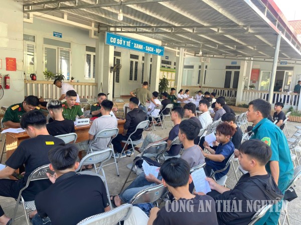 Công an xã Xuân Dương phối hợp sơ tuyển công dân thực hiện nghĩa vụ tham gia Công an nhân dân